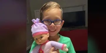 Un nene pidió de regalo una muñeca para “ser un gran padre” y conmovió en las redes sociales