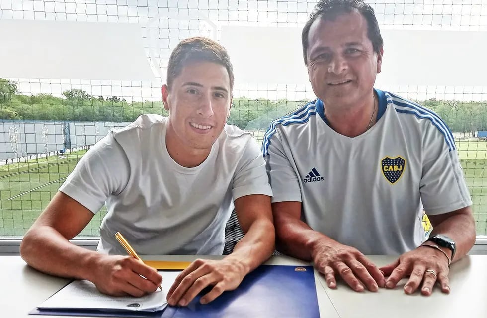 Miguel Merentiel firma su contrato junto a Marcelo Delgado, del Consejo. / gentileza