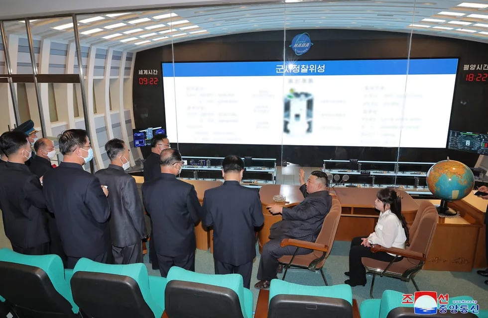 Kim Jong Un, el líder supremo de Corea del Norte, durante la reunión en la que ordenó planificar el lanzamiento del satélite.