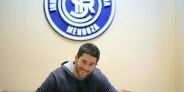 El arquero, una de las figuras de Independiente Rivadavia, firmó y continuará vistiendo la camiseta azul en la B Nacional. 