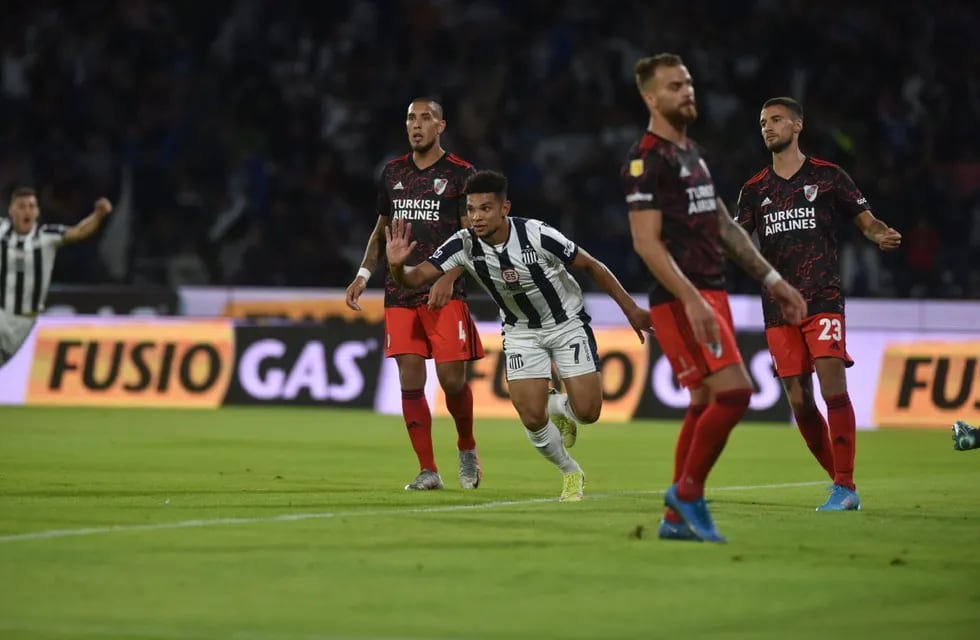 Festejo de gol de Diego Valoyes luego de su gol a River en el Kempes por el partido de la Copa de la Liga Profesional. (Facundo Luque / La Voz)