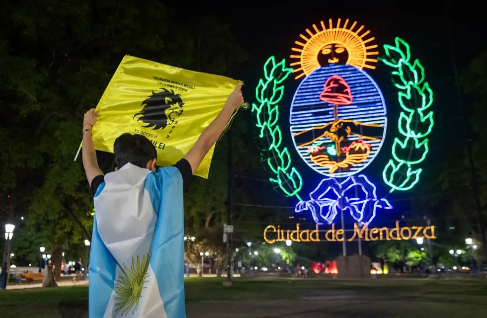 Los festejos que se dieron en Mendoza tras el triunfo de Javier Milei
  
Foto: Ignacio Blanco / Los Andes