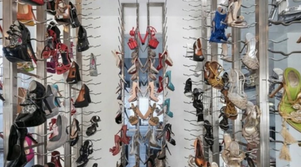 La colección de zapatos de Carmen Electra exhibidos en su cava de vinos