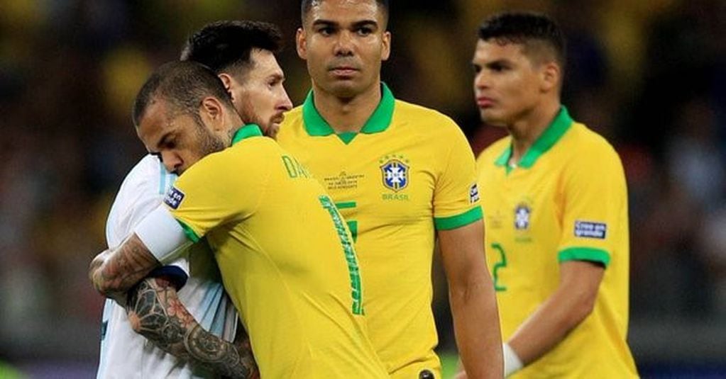 Dani Alves y Thiago Silva jugarían su último Mundial.