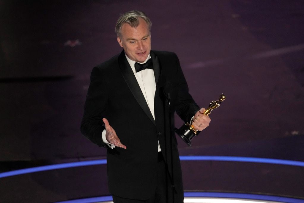 Christopher Nolan acepta el premio al mejor director por "Oppenheimer" durante la ceremonia de los Oscar el domingo 10 de marzo de 2024 en el Dolby Theatre de Los Ángeles. (Foto AP/Chris Pizzello)