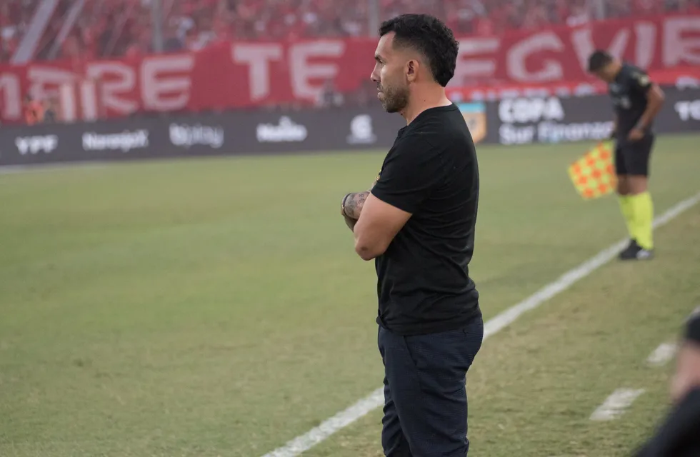 El técnico de Independiente, Carlos Tevez y la polémica jugada ante River (Prensa CAI)
