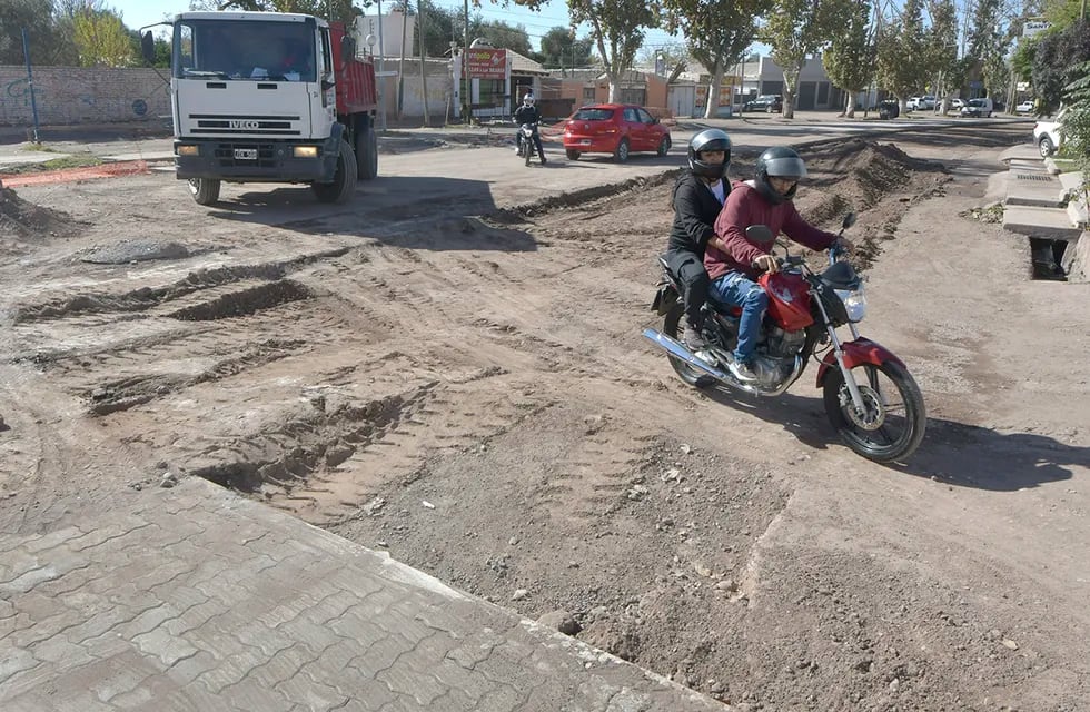 La mayor parte de las calles en reparación se encuentran al Norte del barrio Santa Ana, entre el carril Godoy Cruz, La Purísima, Tirasso y Esquiú. | Foto: Orlando Pelichotti / Los Andes