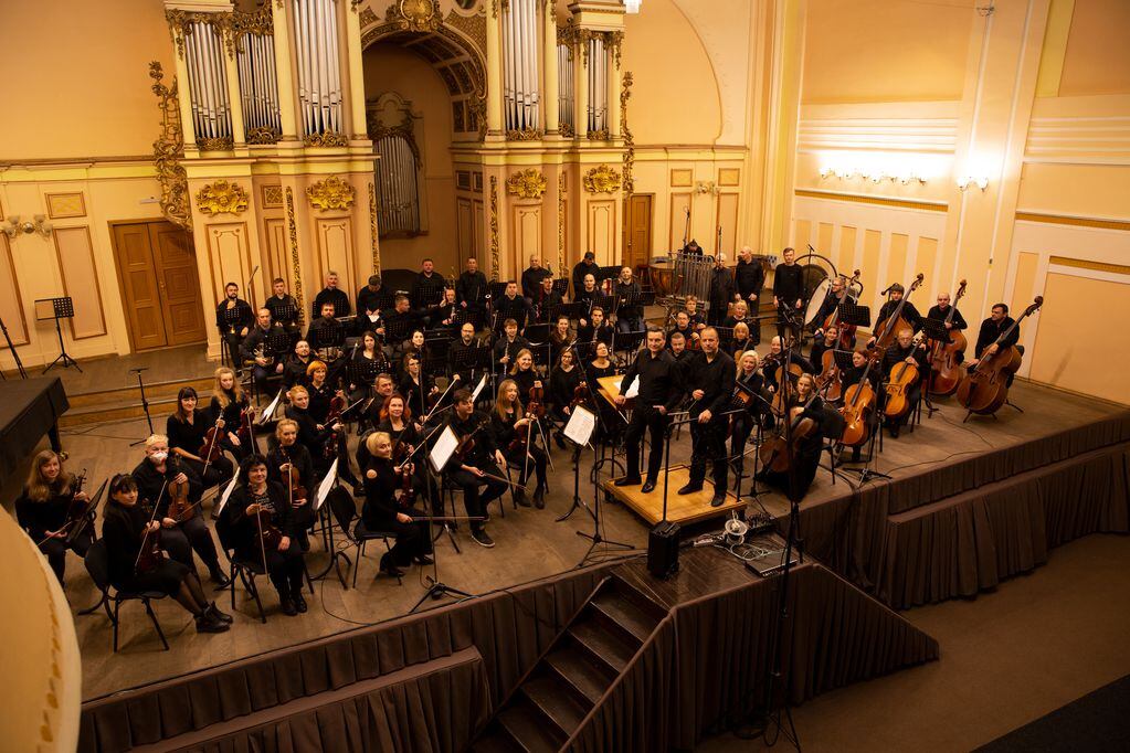 Los músicos argentinos junto a la orquesta ucraniana.