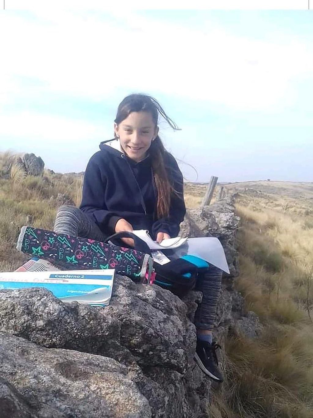 Romina Oviedo (11) tenía que subir a una loma para conseguir señal y hacer su tarea. Una empresa se solidarizó y le instaló internet en su casa.