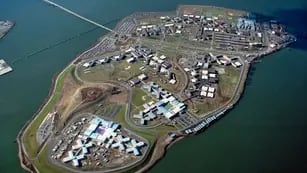 Vista aérea del complejo penitenciario en la isla Rikers, Nueva York. / AP