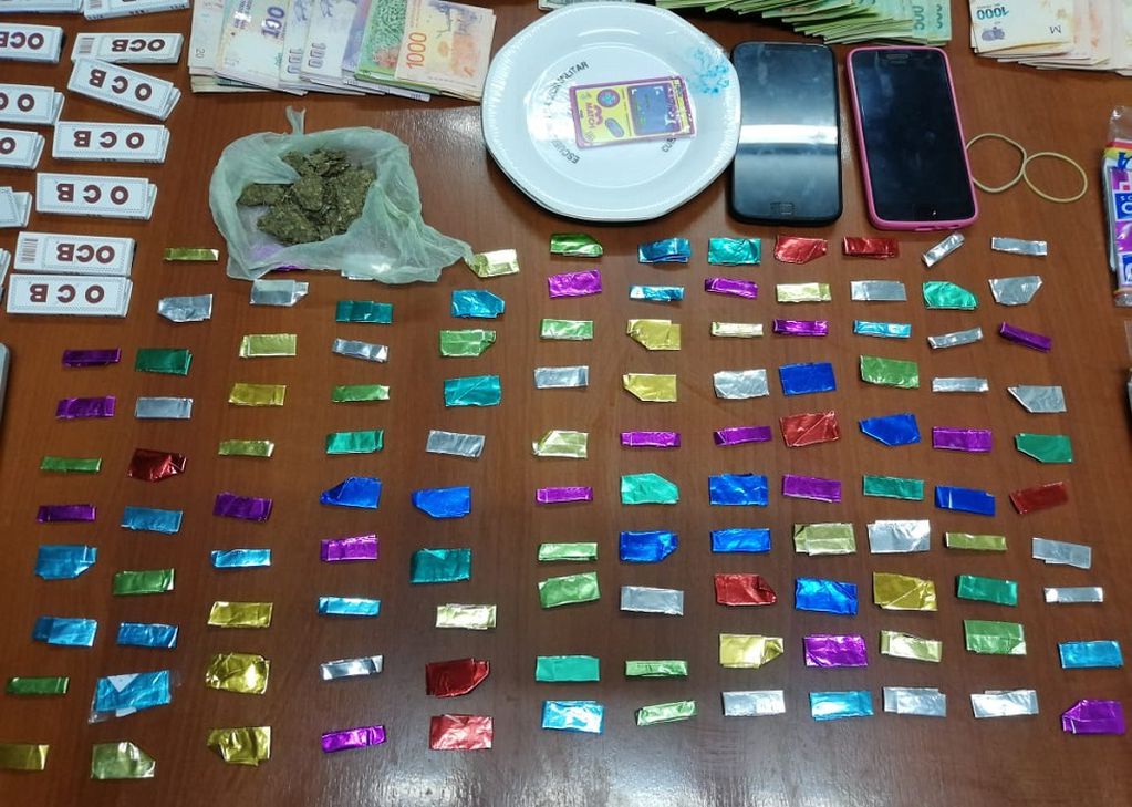 Los efectivos incautaron 250 gramos de cocaína, 120 “ravioles” de la misma droga listos para ser vendidos y 17 gramos de marihuana compactada.
