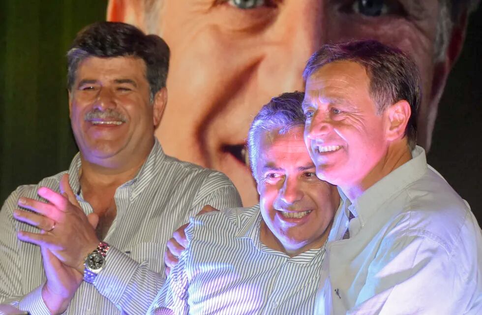Hace un año Suárez y Abed festejaban con el entonces gobernador Cornejo la victoria electoral. Un año después, la gestión está marcada por el Covid-19.