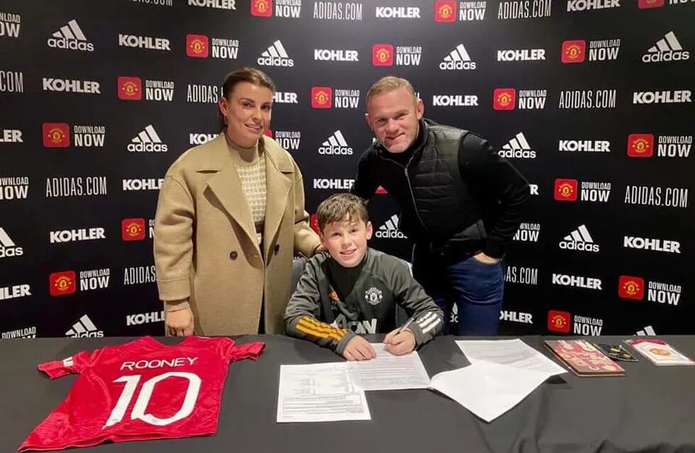 El niño Kai Rooney firma su vínculo con Manchester United junto a su mamá y su papá. / gentileza
