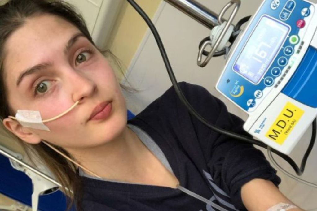 Por su enfermedad, Evie pasa conectada 24/7 a tubos médicos. (Instagram @evie.toombes)