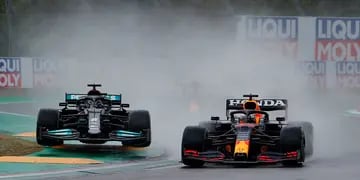 Verstappen y Hamilton, durante el Gran Premio de F1 de Emilia Romaña, Imola, 2021