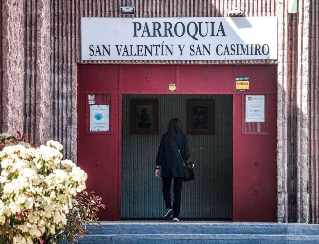 Natalia entrando en la iglesia de Vicálvaro, Madrid, donde encontró al cura que acusa, 40 años después. Foto: El País
