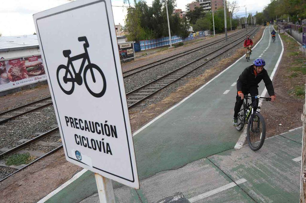 Mientras que el Metrotranvía eléctrico es cada vez más elegido, las ciclovías suman usuarios. / Foto: José Gutiérrez