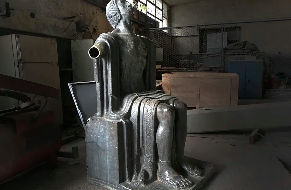 La imponente escultura de bronce sufrió la amputación de sus dos brazos. Se cree que fueron robados para vender el metal. Buscarán un sitio con más seguridad. | Foto : Orlando Pelichotti / Los Andes