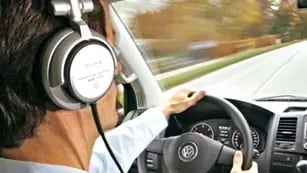 Mientras conducimos un automóvil, es aconsejable utilizar el bluetooth del auto para recibir llamadas y evitar usar los auriculares. (Mundo Maipú)