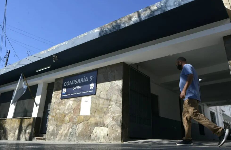 La comisaría funcionaba a puertas cerradas. / Orlando Pelichotti, Los Andes.