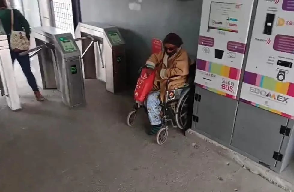 Abandonaron a una abuelita en silla de ruedas en la estación de micros de México.