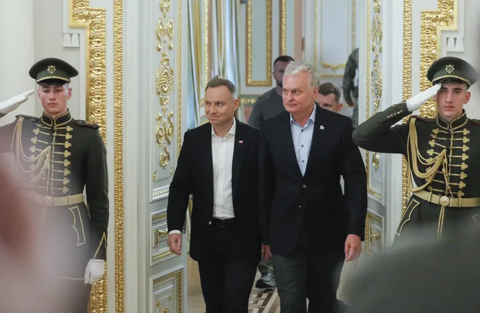 El presidente de Polonia, Andrzej Duda y su homólogo de Lituania, Gitanas Nauseda, entrando al palacio presidencial de Kiev, en Ucrania, este miércoles 28 de junio de 2023.