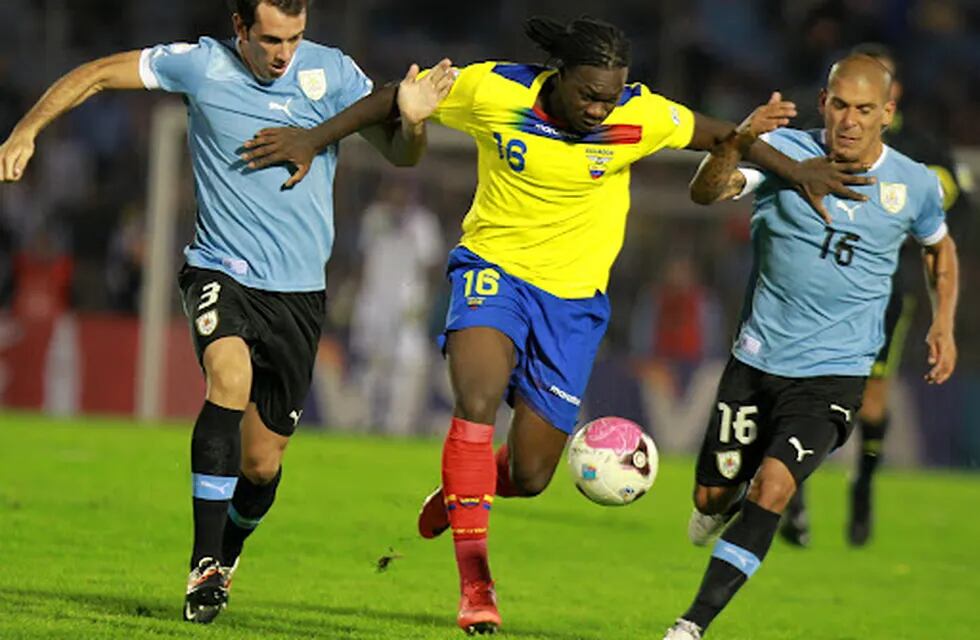Uruguay y Ecuador se miden en la cancha de Peñarol.