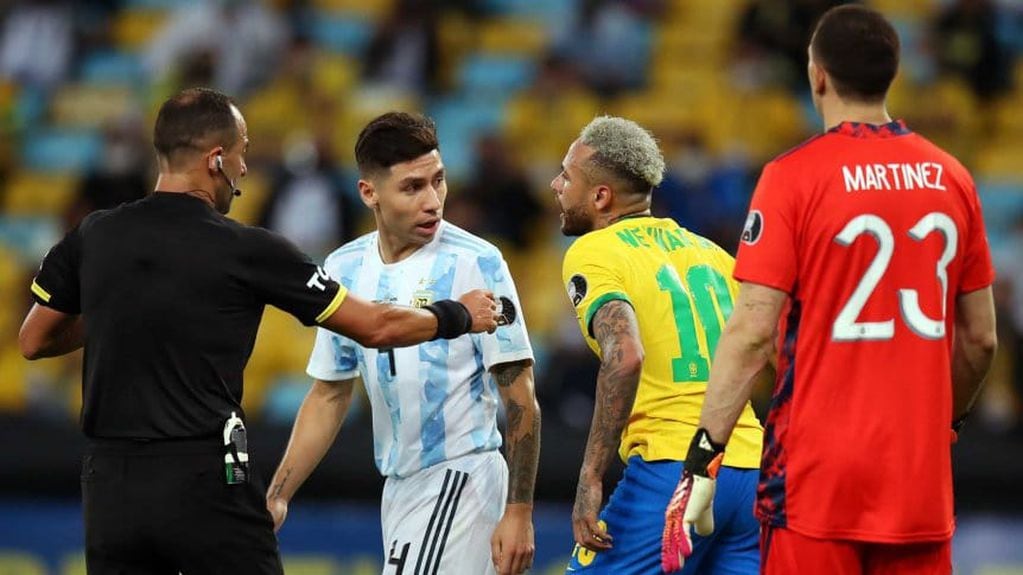Una de las tantas discusiones entre Neymar y Montiel en la final del sábado. / Gentileza