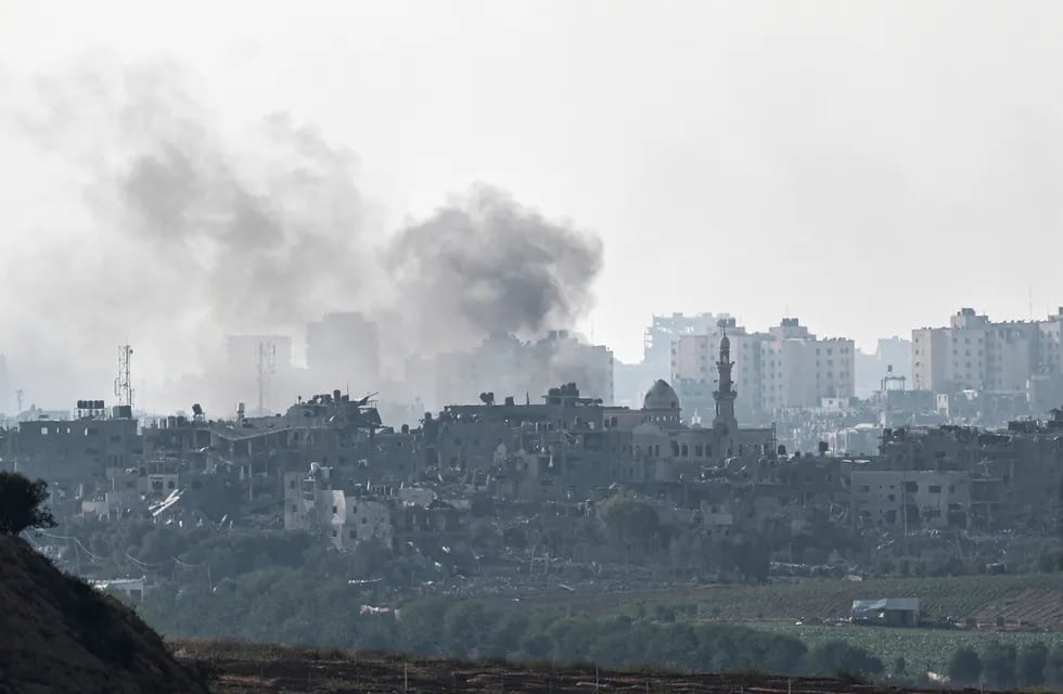 Sderot (Israel), 14/10/2023.- Smoke rises from the town of Beit Lahia in the northern part of the Gaza Strip as a result of an Israeli airstrike, 14 October 2023. The Israeli Defense Force (IDF) on 13 October called for the evacuation of all civilians of northern Gaza ahead of an expected ground invasion. More than 1,300 Israelis have been killed and over 3,200 others injured, according to the IDF, after the Islamist movement Hamas launched an attack against Israel from the Gaza Strip on 07 October. More than 2,000 Palestinians have been killed and over 8,700 others injured in Gaza since Israel launched retaliatory air strikes, the Palestinian health ministry said. EFE/EPA/ATEF SAFADI
