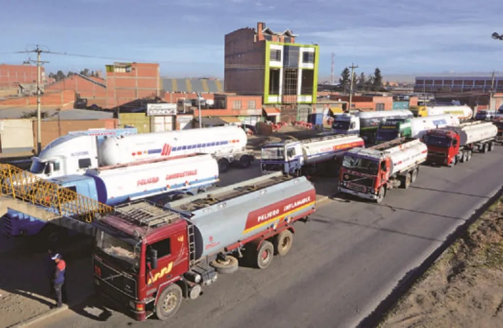 Camiones cisterna de combustible. Foto: Víctor Gutiérrez / Página Siete.