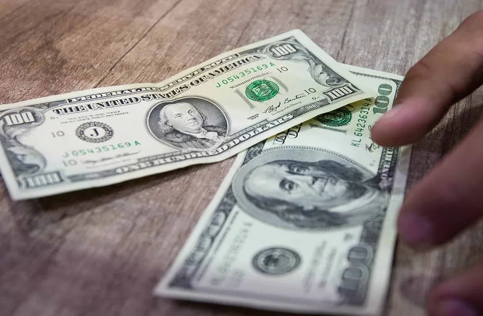 El dólar blue saltó $17 y marcó un nuevo récord en Mendoza, luego se estabilizó en $437