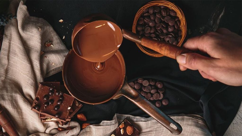 El chocolate negro, producto de la semilla de cacao.