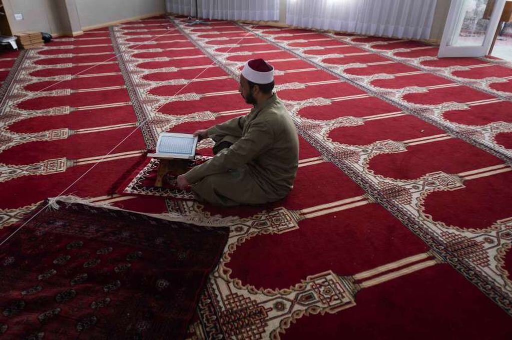 
El sheijk Alhassan Ali Mohamed realizando su rezo en la Mesquita del Centro Islámico de Mendoza | Foto: Ignacio Blanco / Los Andes
   