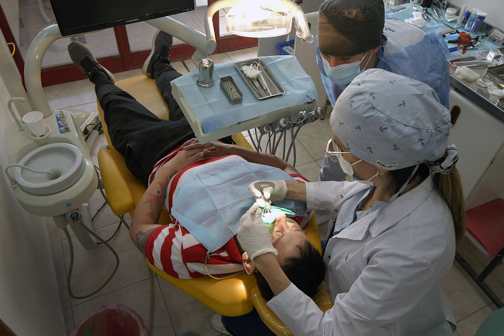 Consultas y atenciones en los consultorios odontológicos de la UNCuyo. La profesora Romina Alba y el alumno Luciano Magne. | Foto: Orlando Pelichotti / Los Andes