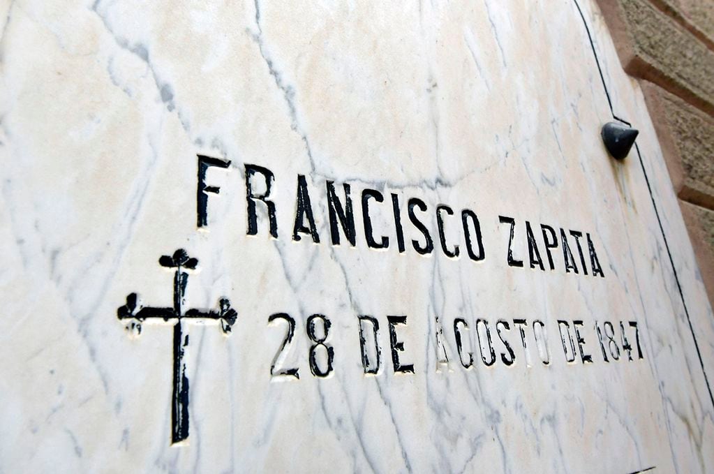 Detalle de la lápida del Mausoleo de Francisco Zapata, quien falleciera a los 55 años el 28 de agosto de 1847.  Era un de los propietarios de ese terrerno, ubicado en Las Chimbas, y era empresario y arriero. Foto : Orlando Pelichotti