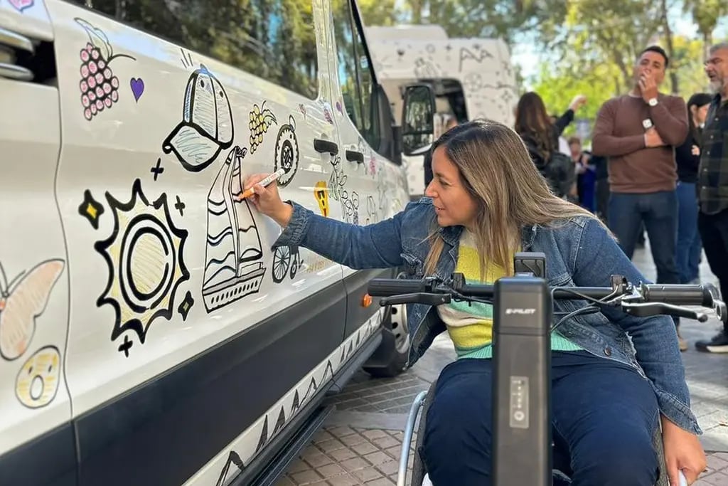 Natalia Acevedo pinta una camioneta para el turismo accesible. | Foto: gentileza