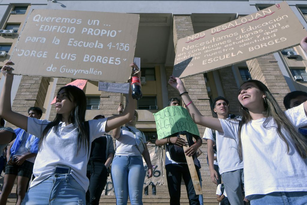 Protesta estudiantil de los alumnos de escuela Jorge Luis Borges en Casa de Gobierno. / Orlando Pelichotti