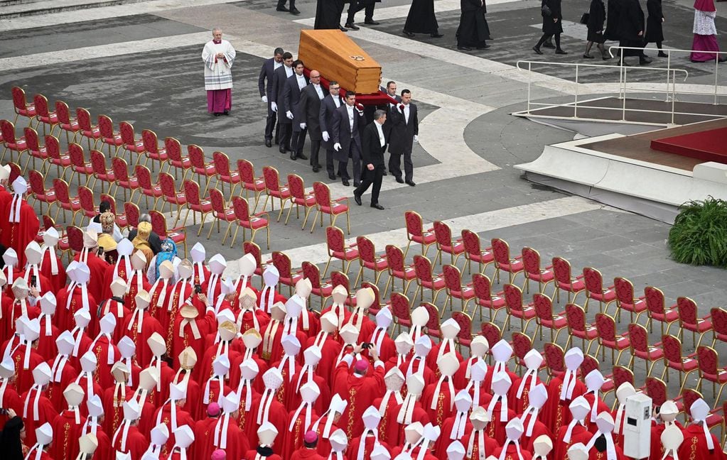 El féretro del Papa emérito Benedicto XVI (Joseph Ratzinger) es transportado durante la ceremonia fúnebre del pontífice en la Plaza de San Pedro. EFE/ETTORE FERRARI
