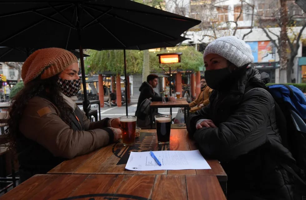 Los bares, restaurantes y cafés se preparan para  el día del amigo. Luciana junto a su amiga Eugenia comparten una cerveza en Peatonal Sarmiento.