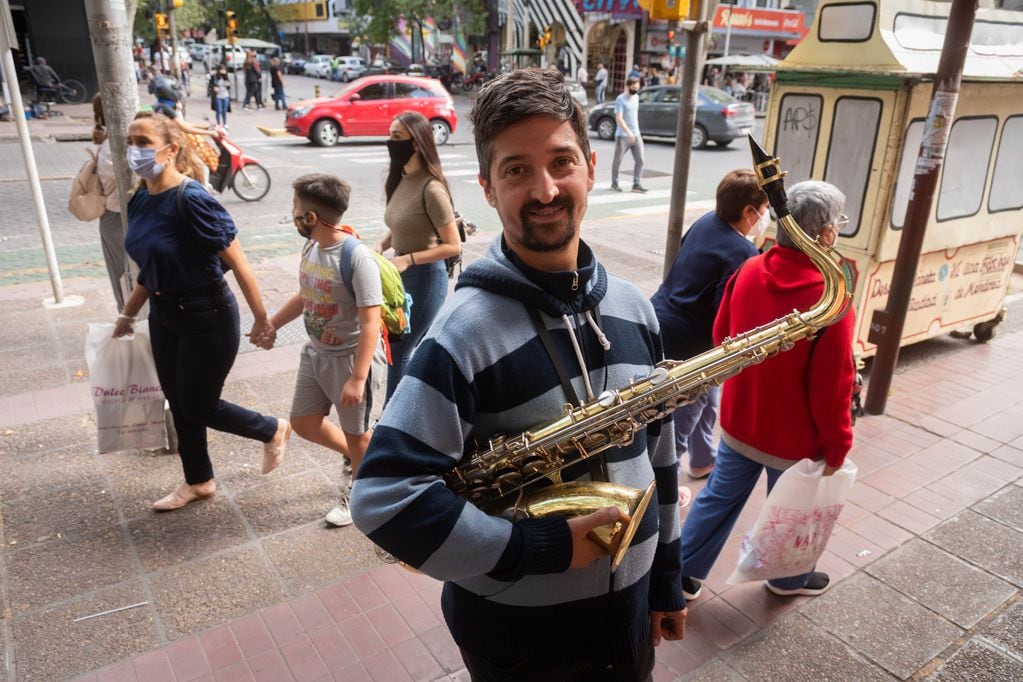 Juan Pablo Chiavetta tiene 43 años y toca el saxo como los dioses.