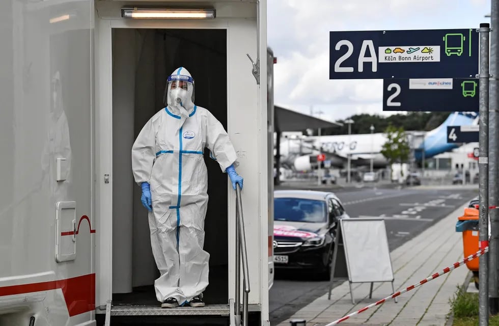 En Alemania, una médica espera a los pasajeros que potencialmente puedan tener coronavirus al arriba a Colonia.