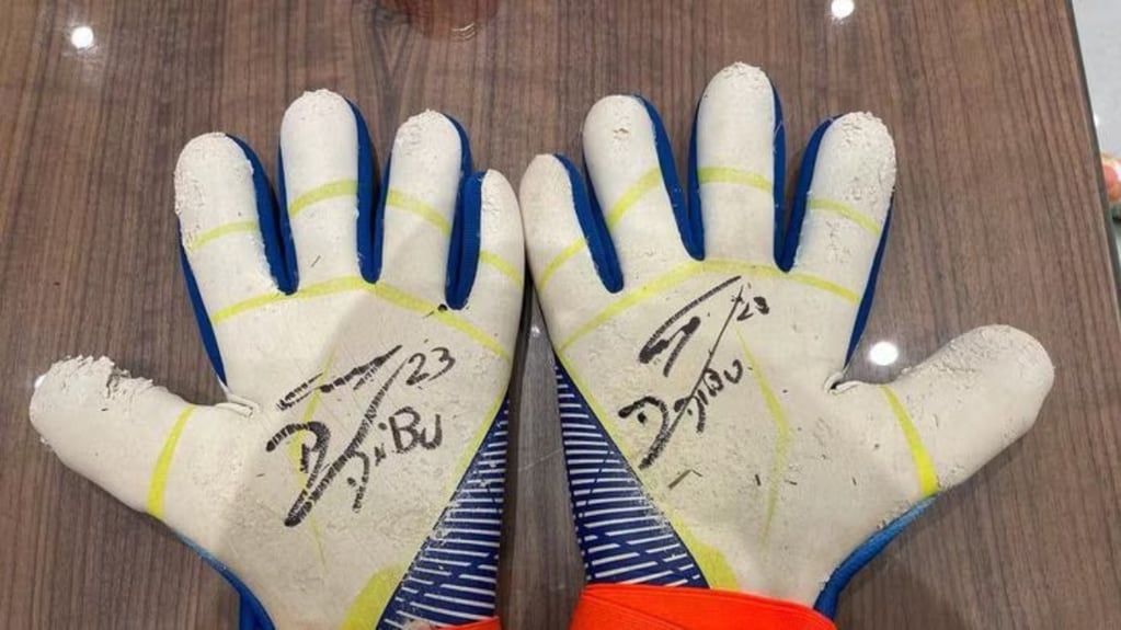 Los guantes con los que el "Dibu" atajó los penales de Francia durante la final del Mundial de Fútbol Qatar 2022. Foto: Gentileza.
