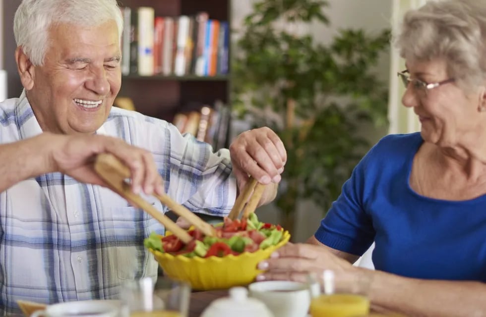 La alimentación es clave para prevenir la fragilidad en los adultos mayores.