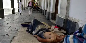 Indigentes durmiento en el centro de la Ciudad de Córdoba