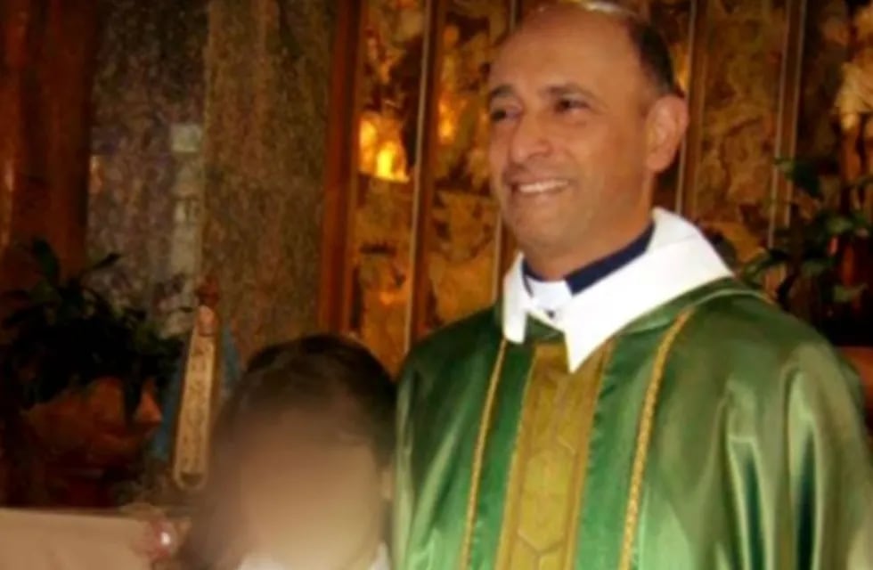 El sacerdote Carlos Eduardo José, acusado de abusar sexualmente de una adolescente por casi una década (Archivo)