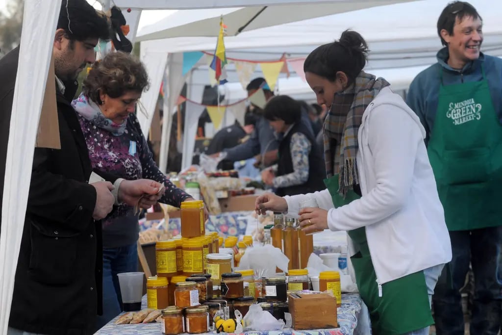 Microempresarias. Desde artesanías hasta alimentos, las mujeres motorizan el mercado ferial local. Los Andes