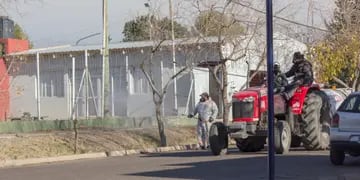 Trabajadores municipales desinfectan el barrio Ferroviario.