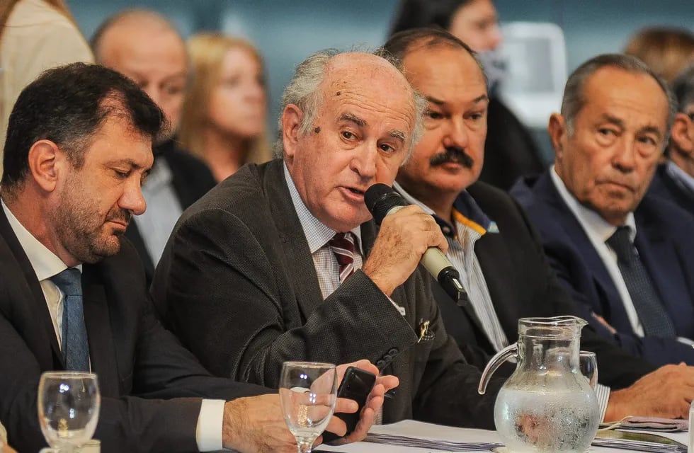 Con micrófono en mano, Oscar Parrilli; senador oficialista. / Federico Lopez Claro