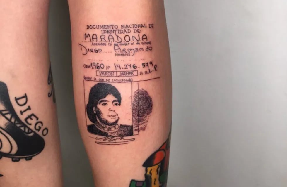 Una joven se volvió tendencia en Twitter luego de mostrar su original tatuaje de Maradona.