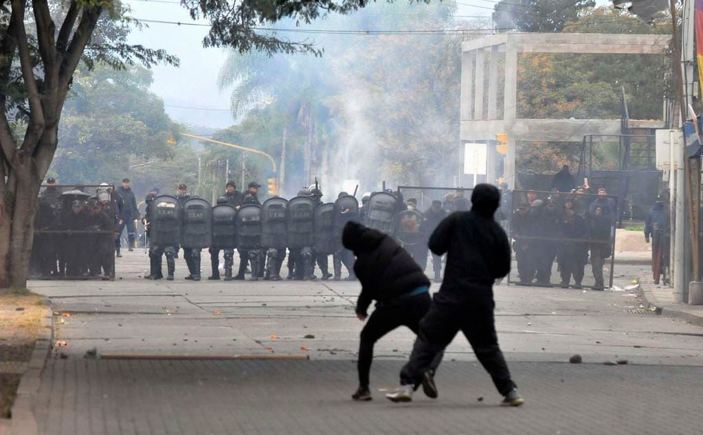 Protestas y represión en Jujuy por la aprobación y jura de la reforma constitucional jujeña (Télam)